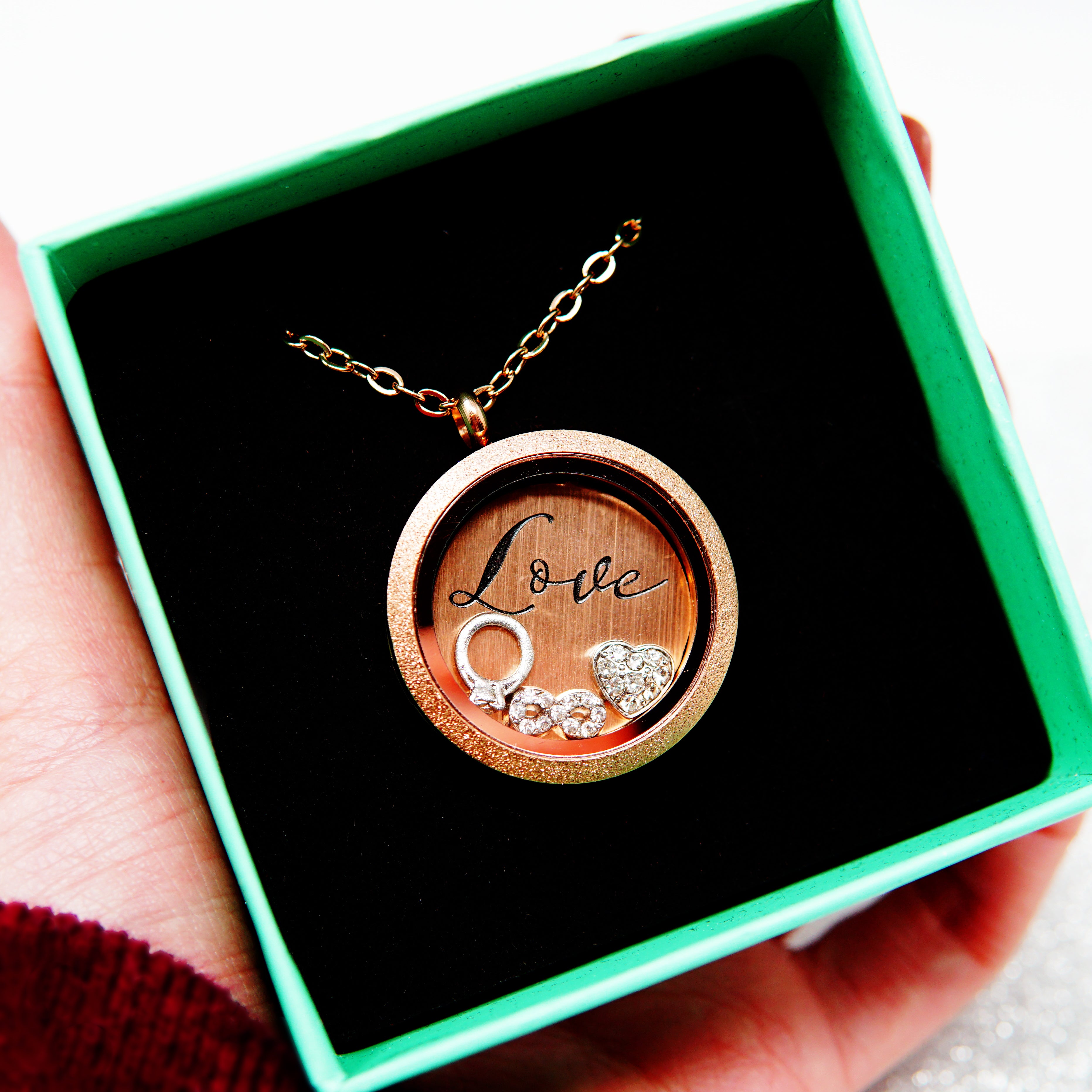STAINLESS STEEL FLOATING LOCKET NECKLACE WITH 6 CHARMS AND 1 PLATE (GLITTER)